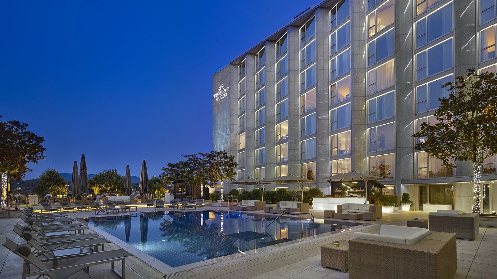 Pool bar at sunset - Poolgarden terrace - Hotel President Wilson, A Luxury Collection Hotel, Geneva